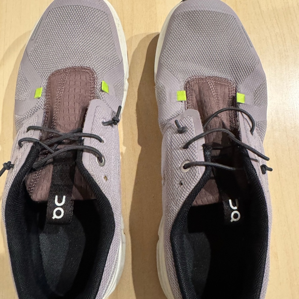 Unisex On Kids Sneakers size 6.